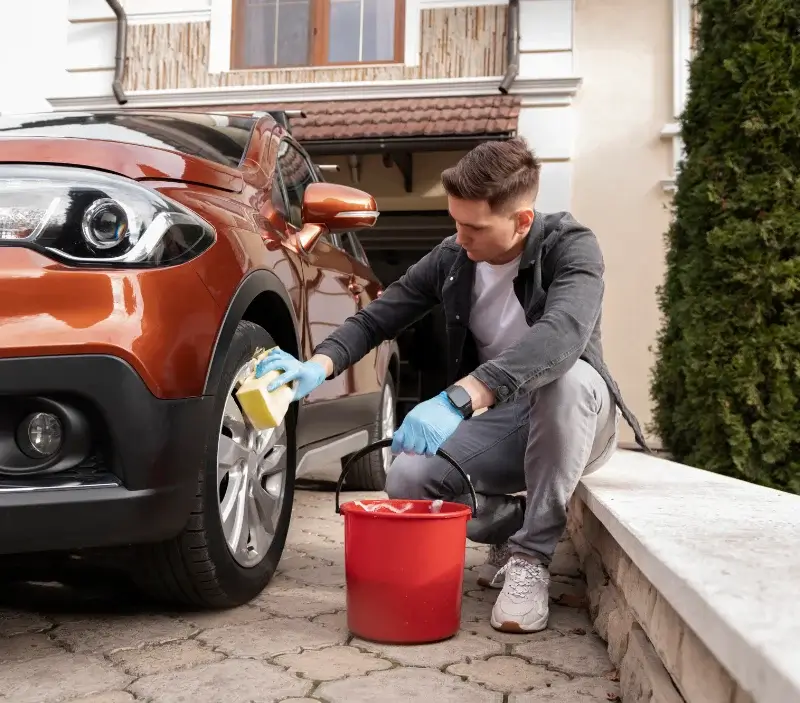 Lavage auto à domicile Le Triadou : professionnel intervenant sur un véhicule